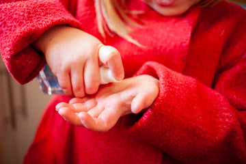 ¿Qué es mejor para los niños?: ¿El desinfectante de manos o el agua y jabón?